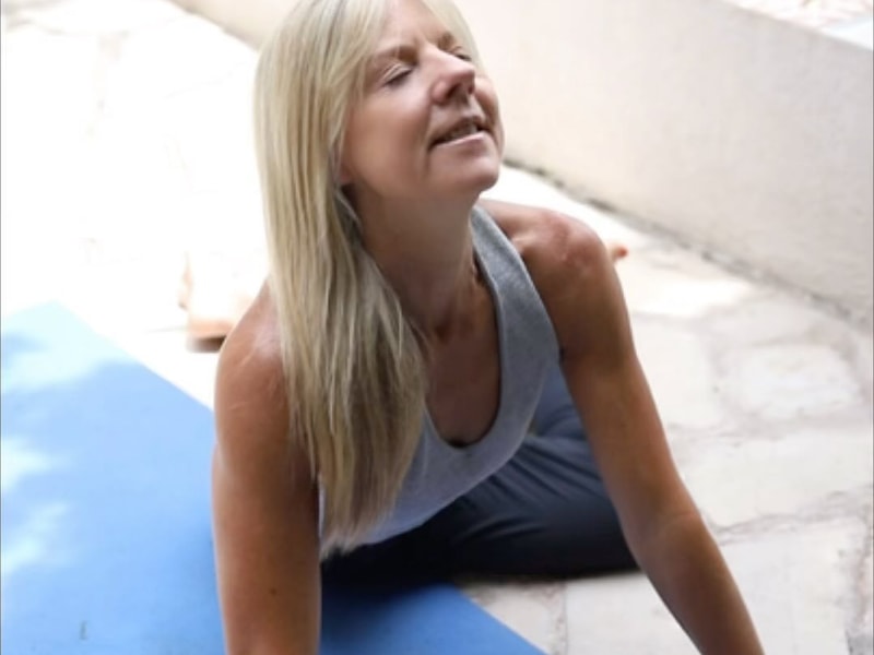 Torsión de tronco para renovar energía y liberar tensiones