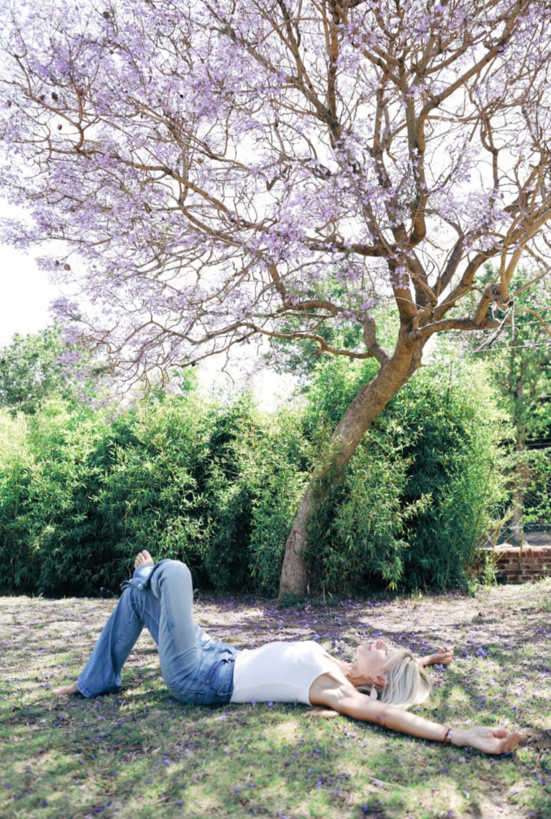 Mujer practicando bienestar junto al océano